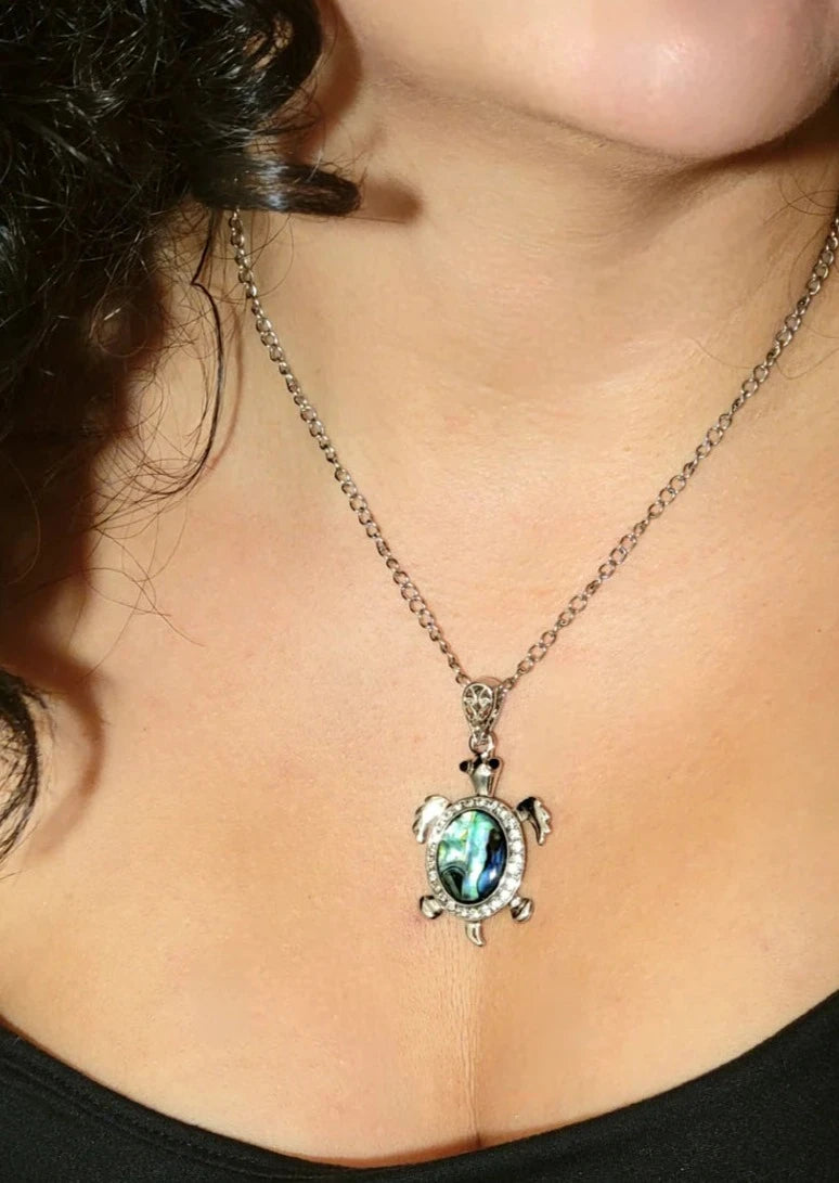 Tortue d’argent avec collier en pierre irisée bleue, bijoux pendentif tortue, bijoux de créature marine, charme de plage, accessoire de vêtements d’été