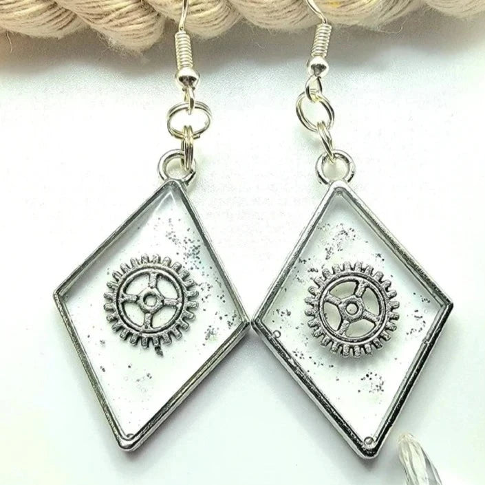 Boucles d’oreilles Silver Wheel &amp; Cog W/ Shimmer, Dangle d’inspiration Steampunk, design victorien sur le thème vintage, mélange artistique d’ancien et de nouveau design