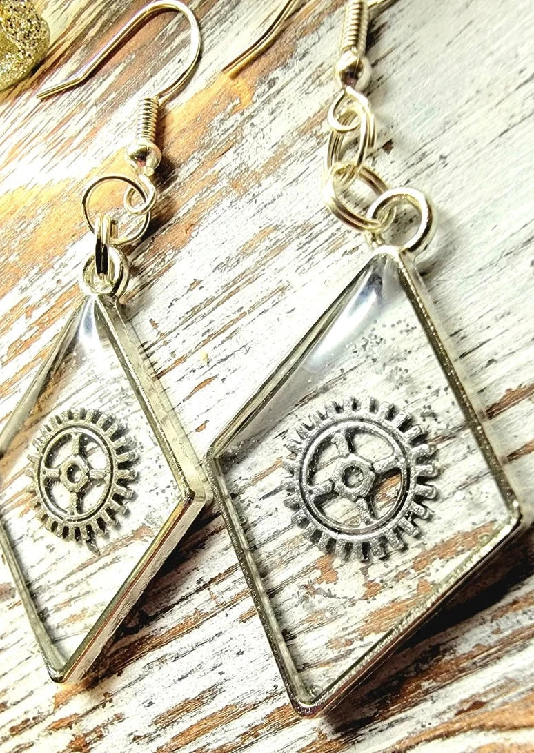 Boucles d’oreilles Silver Wheel &amp; Cog W/ Shimmer, Dangle d’inspiration Steampunk, design victorien sur le thème vintage, mélange artistique d’ancien et de nouveau design