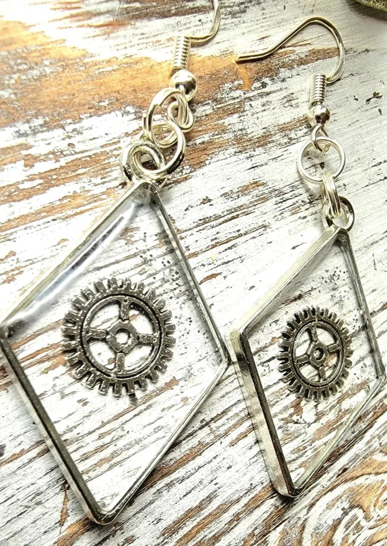 Boucles d’oreilles Silver Wheel &amp; Cog W/ Shimmer, Dangle d’inspiration Steampunk, design victorien sur le thème vintage, mélange artistique d’ancien et de nouveau design