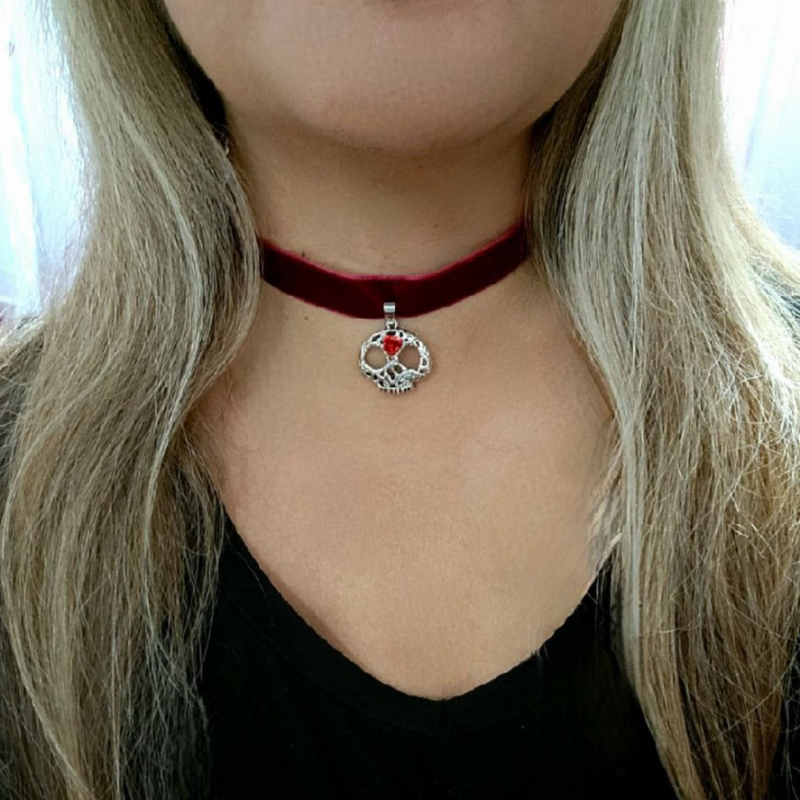 Gargantilla con cabeza de calavera, colgante de esqueleto, collar de terciopelo rojo, joyería macabra, imprescindible para Halloween, accesorio chic espeluznante, moda alternativa