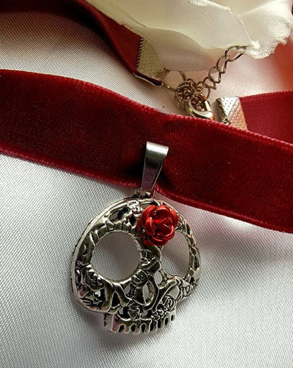 Skull Head Choker, Skeleton Pendant, Red Velvet Collar, Macabre Jewelry, Halloween Must Have, Creepy Chic Accessory, Alternative Fashion