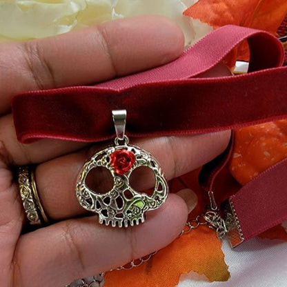 Skull Head Choker, Skeleton Pendant, Red Velvet Collar, Macabre Jewelry, Halloween Must Have, Creepy Chic Accessory, Alternative Fashion