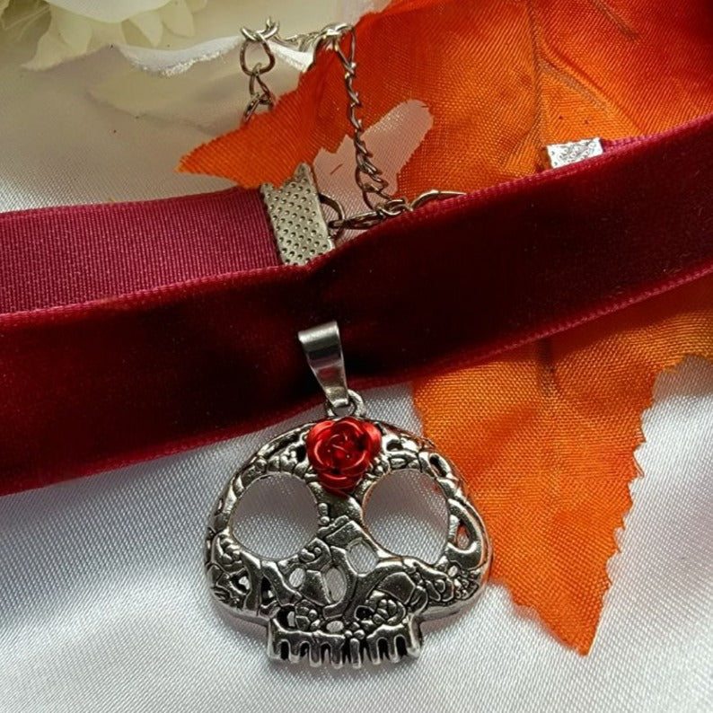 Gargantilla con cabeza de calavera, colgante de esqueleto, collar de terciopelo rojo, joyería macabra, imprescindible para Halloween, accesorio chic espeluznante, moda alternativa