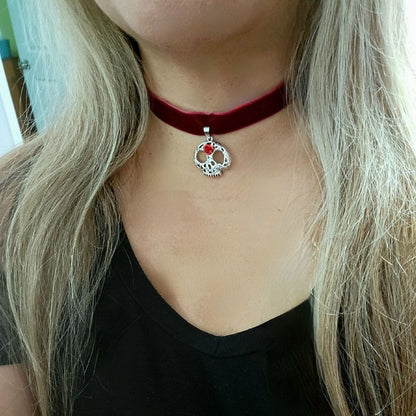 Skull Head Choker, Skeleton Pendant, Red Velvet Collar, Macabre Jewelry, Halloween Must Have, Creepy Chic Accessory, Alternative Fashion