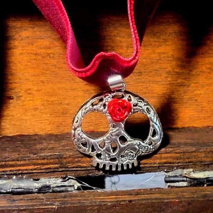 Skull Head Choker, Skeleton Pendant, Red Velvet Collar, Macabre Jewelry, Halloween Must Have, Creepy Chic Accessory, Alternative Fashion