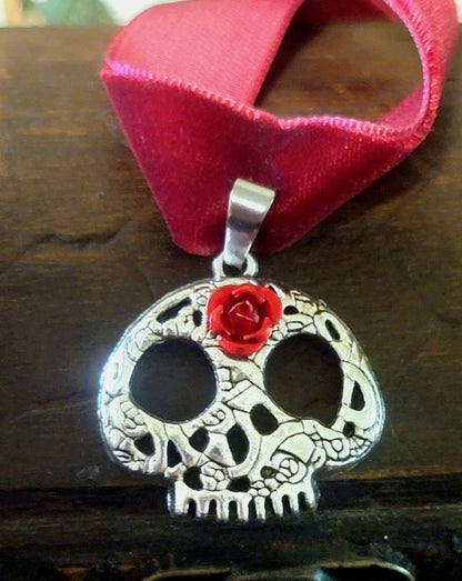 Skull Head Choker, Skeleton Pendant, Red Velvet Collar, Macabre Jewelry, Halloween Must Have, Creepy Chic Accessory, Alternative Fashion