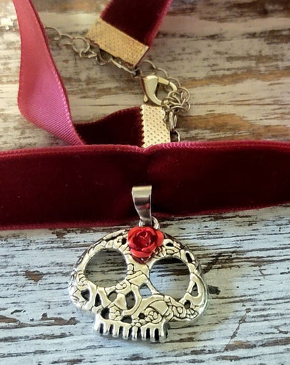 Skull Head Choker, Skeleton Pendant, Red Velvet Collar, Macabre Jewelry, Halloween Must Have, Creepy Chic Accessory, Alternative Fashion