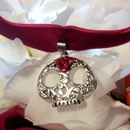 Gargantilla con cabeza de calavera, colgante de esqueleto, collar de terciopelo rojo, joyería macabra, imprescindible para Halloween, accesorio chic espeluznante, moda alternativa