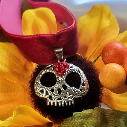 Skull Head Choker, Skeleton Pendant, Red Velvet Collar, Macabre Jewelry, Halloween Must Have, Creepy Chic Accessory, Alternative Fashion