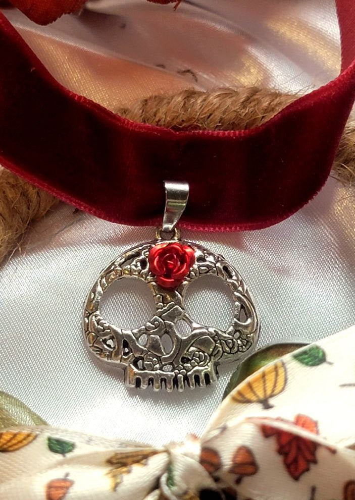 Skull Head Choker, Skeleton Pendant, Red Velvet Collar, Macabre Jewelry, Halloween Must Have, Creepy Chic Accessory, Alternative Fashion