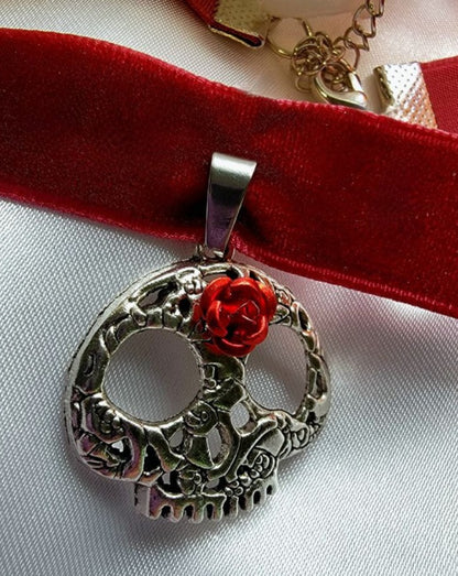 Gargantilla con cabeza de calavera, colgante de esqueleto, collar de terciopelo rojo, joyería macabra, imprescindible para Halloween, accesorio chic espeluznante, moda alternativa