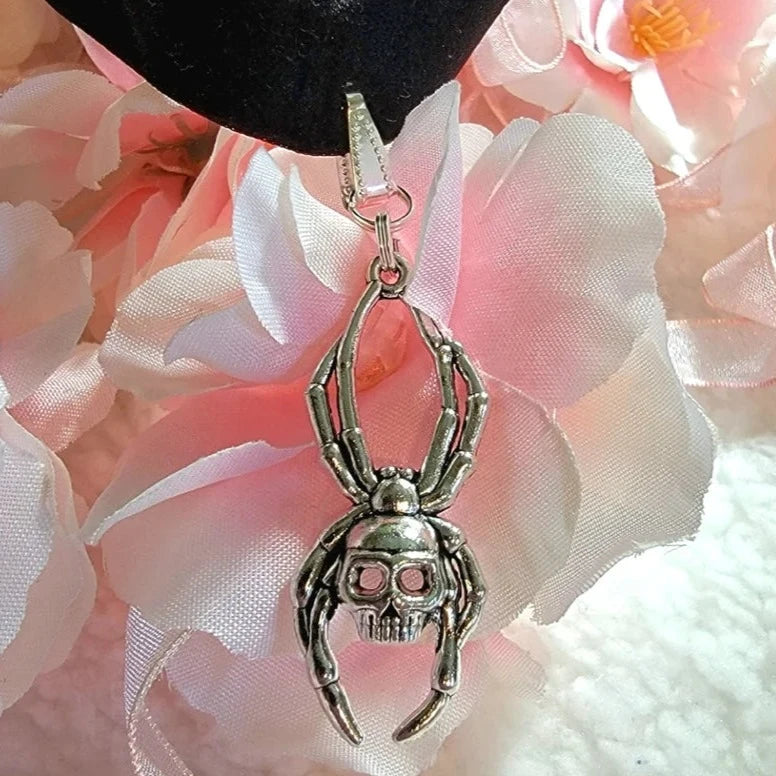 Gargantilla con cabeza de calavera llamativa, accesorio gótico único, joyería de elegancia oscura, estilo enigmático, terciopelo de inspiración vintage, maravilla macabra