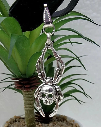 Gargantilla con cabeza de calavera llamativa, accesorio gótico único, joyería de elegancia oscura, estilo enigmático, terciopelo de inspiración vintage, maravilla macabra