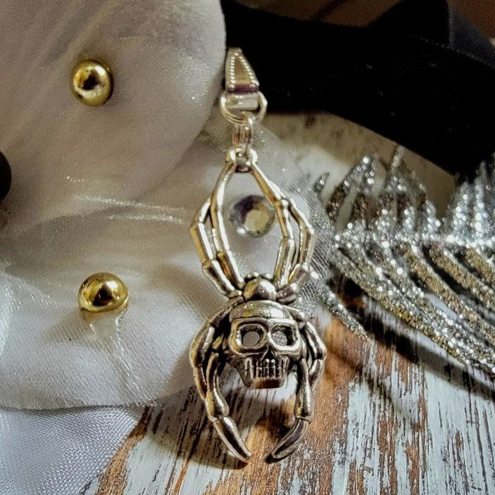 Gargantilla con cabeza de calavera llamativa, accesorio gótico único, joyería de elegancia oscura, estilo enigmático, terciopelo de inspiración vintage, maravilla macabra