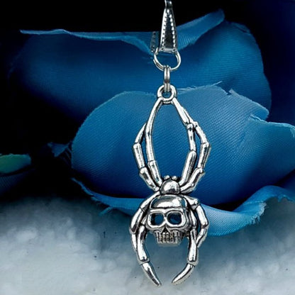 Gargantilla con cabeza de calavera llamativa, accesorio gótico único, joyería de elegancia oscura, estilo enigmático, terciopelo de inspiración vintage, maravilla macabra