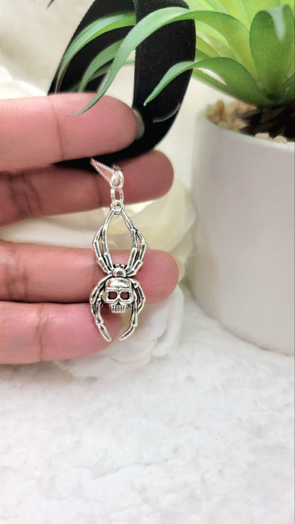 Gargantilla con cabeza de calavera llamativa, accesorio gótico único, joyería de elegancia oscura, estilo enigmático, terciopelo de inspiración vintage, maravilla macabra