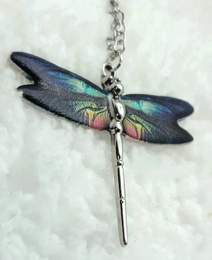 Petit collier pendentif libellule en argent avec nuances bleues et turquoise sur les ailes, charme de la nature, bijoux colorés, bijoux d’insectes, charme d’insecte