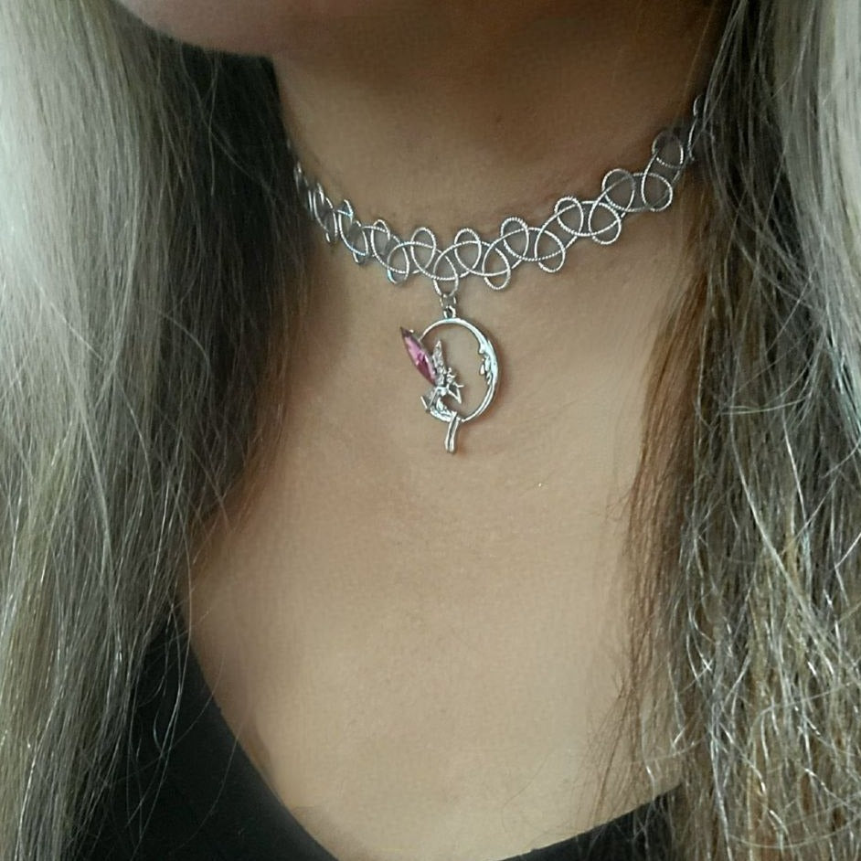 Pendentif en strass fée et lune, tour de cou de tatouage en argent extensible, bijoux nostalgiques des années 90, mélange moderne de style de conte de fées fantaisiste enchanteur