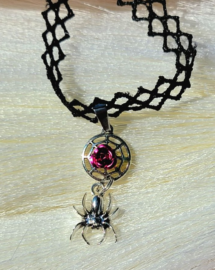 Gargantilla de araña pequeña, collar de encaje de telaraña, accesorio único de Halloween, joyería linda espeluznante, moda espeluznante, joyería de estilo gótico hecha a mano