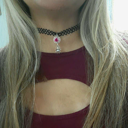 Petit tour de cou d’araignée, collier de dentelle de toile d’araignée, accessoire d’Halloween unique, bijoux mignons effrayants, mode effrayante, bijoux de style gothique faits à la main