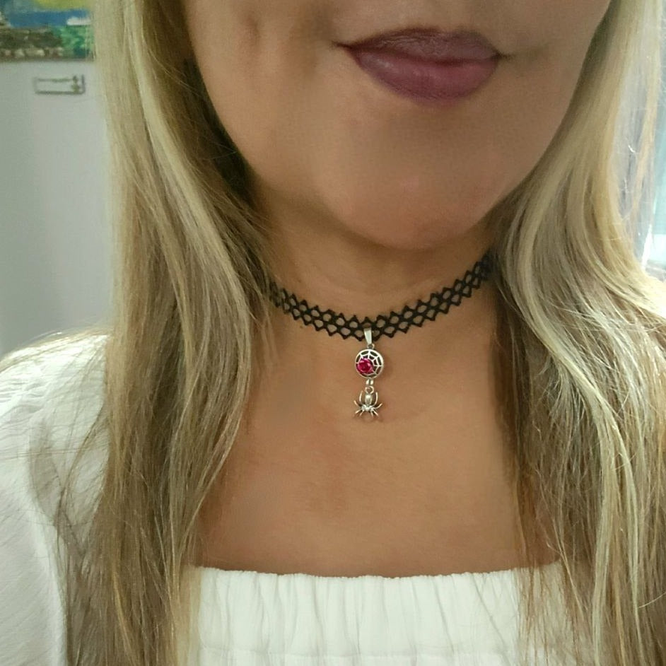 Petit tour de cou d’araignée, collier de dentelle de toile d’araignée, accessoire d’Halloween unique, bijoux mignons effrayants, mode effrayante, bijoux de style gothique faits à la main