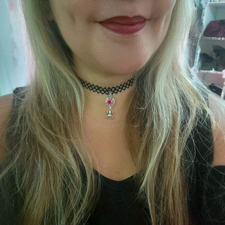 Petit tour de cou d’araignée, collier de dentelle de toile d’araignée, accessoire d’Halloween unique, bijoux mignons effrayants, mode effrayante, bijoux de style gothique faits à la main