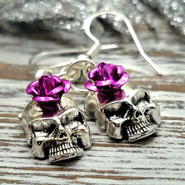 Petite boucle d’oreille tête de crâne, bijoux énervés, accessoire d’Halloween mignon, Goth Dangles, mode effrayante, bijoux alternatifs effrayants, punk rock