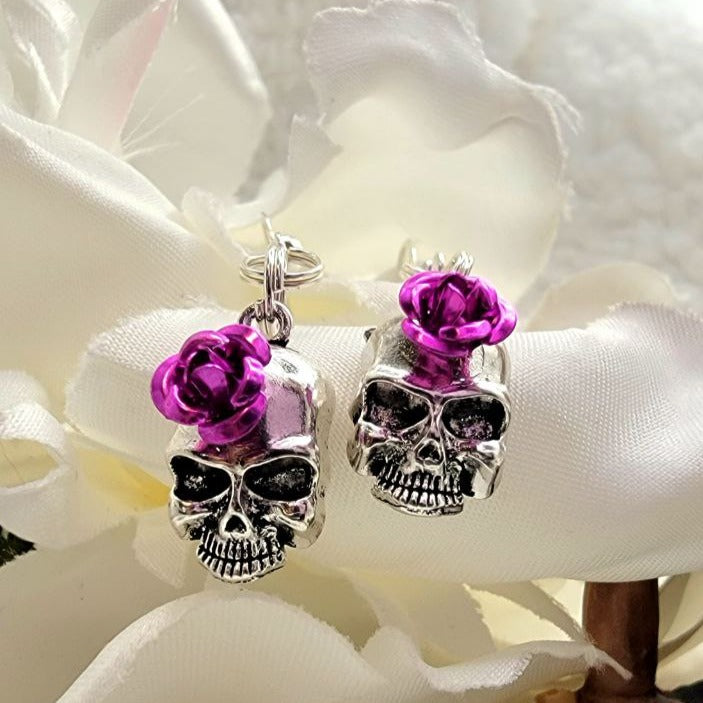 Pendiente pequeño con cabeza de calavera, joyería atrevida, lindo accesorio de Halloween, colgantes góticos, moda espeluznante, joyería alternativa espeluznante, punk rock