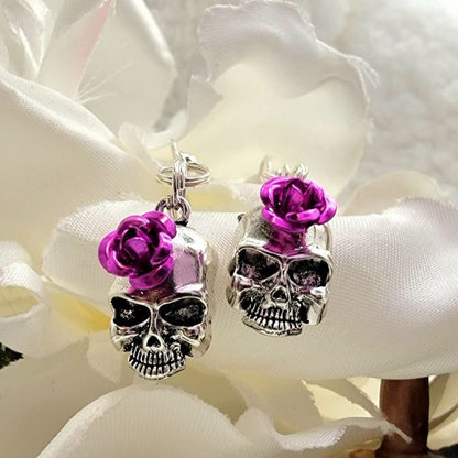 Petite boucle d’oreille tête de crâne, bijoux énervés, accessoire d’Halloween mignon, Goth Dangles, mode effrayante, bijoux alternatifs effrayants, punk rock