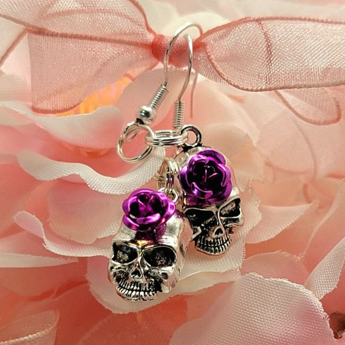 Petite boucle d’oreille tête de crâne, bijoux énervés, accessoire d’Halloween mignon, Goth Dangles, mode effrayante, bijoux alternatifs effrayants, punk rock