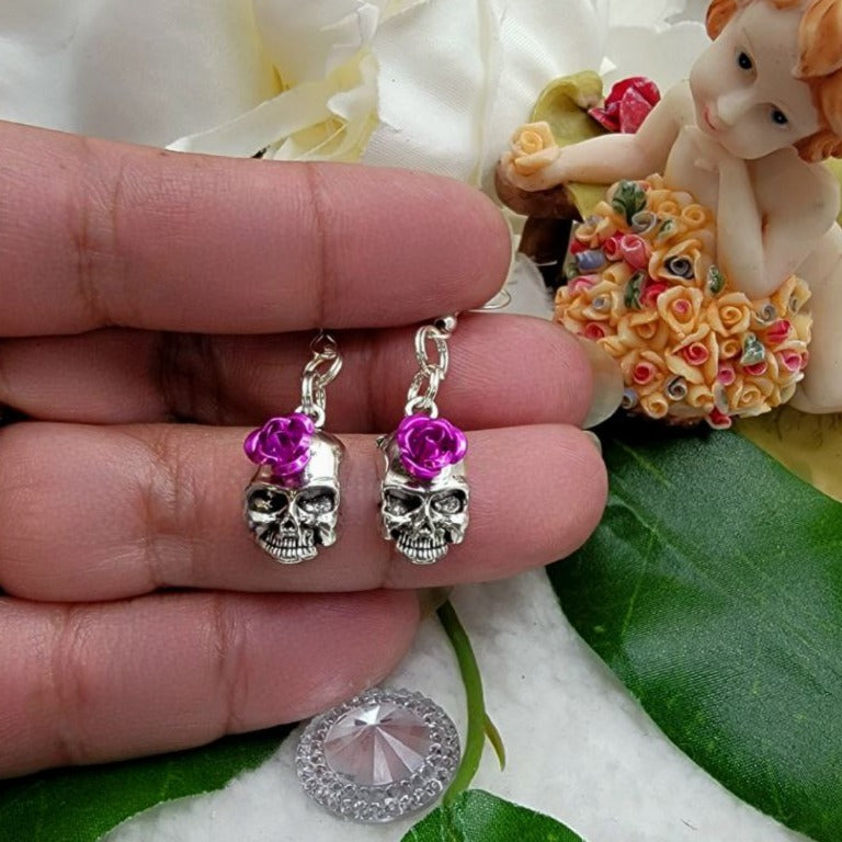 Petite boucle d’oreille tête de crâne, bijoux énervés, accessoire d’Halloween mignon, Goth Dangles, mode effrayante, bijoux alternatifs effrayants, punk rock