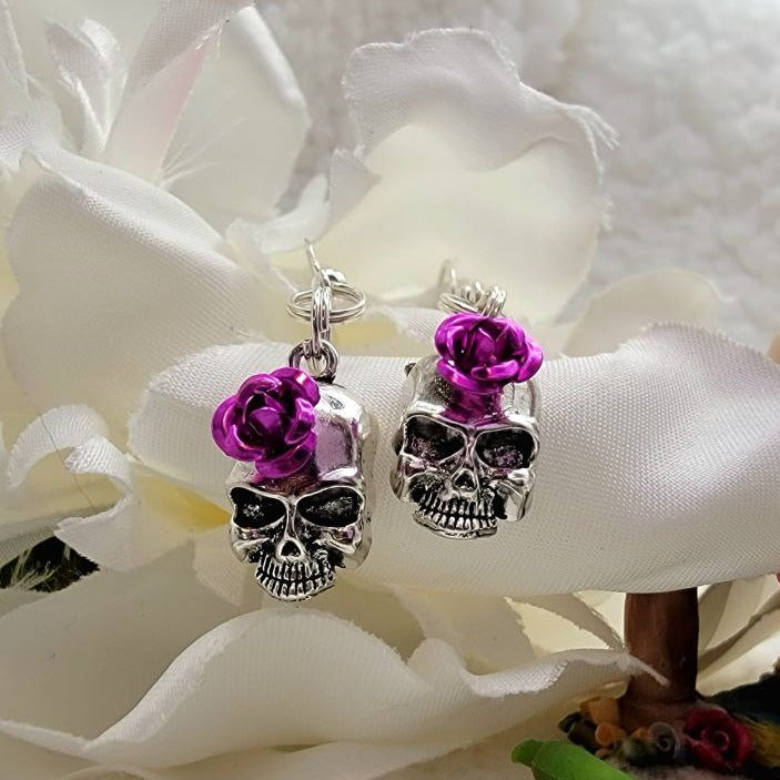 Petite boucle d’oreille tête de crâne, bijoux énervés, accessoire d’Halloween mignon, Goth Dangles, mode effrayante, bijoux alternatifs effrayants, punk rock