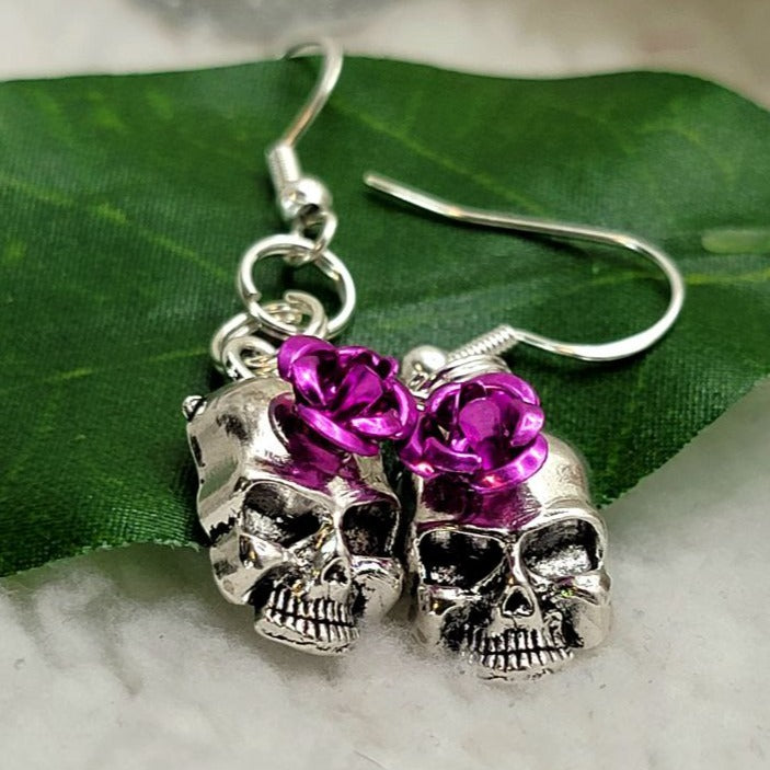 Petite boucle d’oreille tête de crâne, bijoux énervés, accessoire d’Halloween mignon, Goth Dangles, mode effrayante, bijoux alternatifs effrayants, punk rock