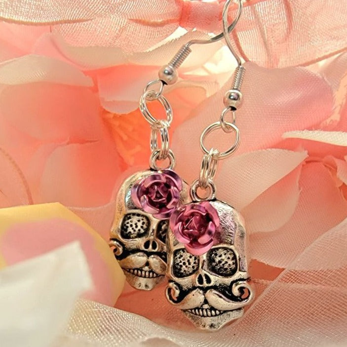 Colgante de cabeza de calavera pequeña, moda aterradora, joyería única de estilo punk, pendientes espeluznantes, temática de terror de Halloween, accesorio de estilo alternativo