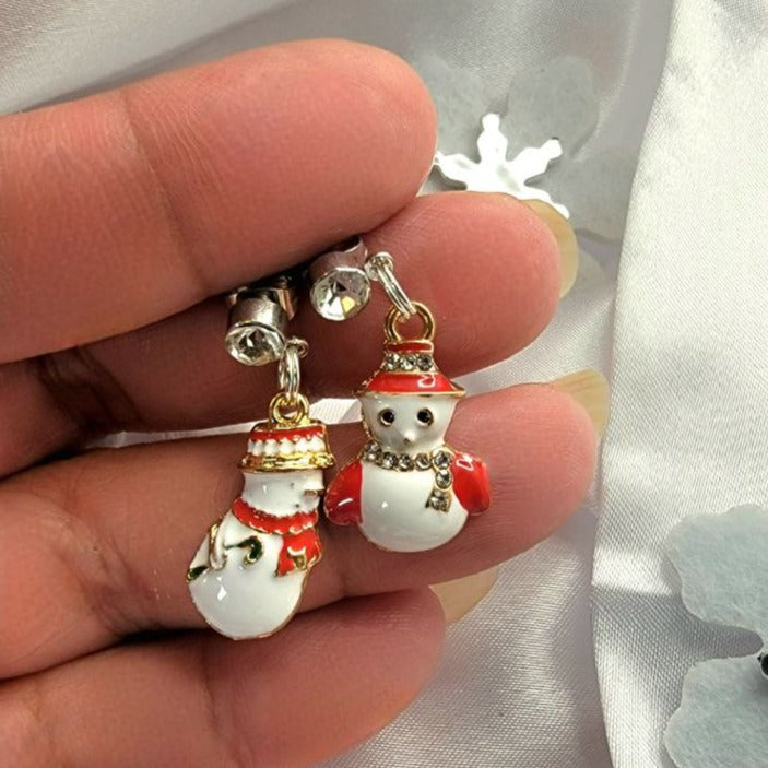 Boucles d’oreilles dépareillées de bonhomme de neige joyeux sur le thème de l’hiver, bijoux de déclaration d’ensemble de vacances, pendentifs d’hiver fantaisistes, charmes festifs remplis de neige