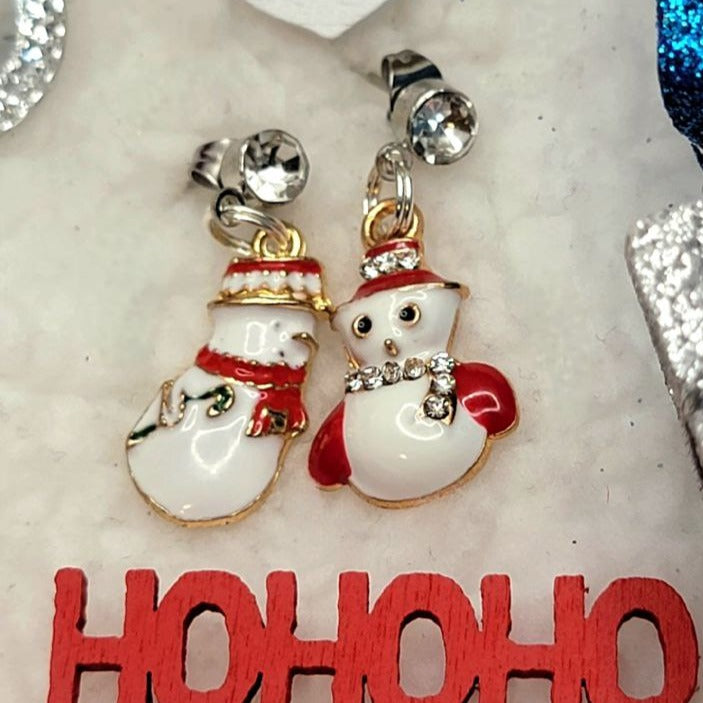 Boucles d’oreilles dépareillées de bonhomme de neige joyeux sur le thème de l’hiver, bijoux de déclaration d’ensemble de vacances, pendentifs d’hiver fantaisistes, charmes festifs remplis de neige