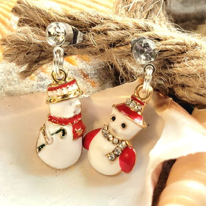 Boucles d’oreilles dépareillées de bonhomme de neige joyeux sur le thème de l’hiver, bijoux de déclaration d’ensemble de vacances, pendentifs d’hiver fantaisistes, charmes festifs remplis de neige