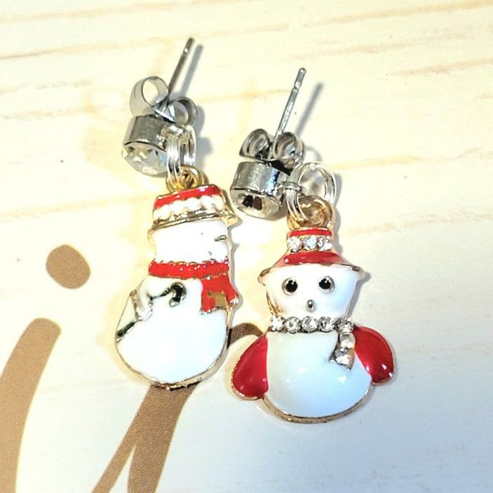 Boucles d’oreilles dépareillées de bonhomme de neige joyeux sur le thème de l’hiver, bijoux de déclaration d’ensemble de vacances, pendentifs d’hiver fantaisistes, charmes festifs remplis de neige