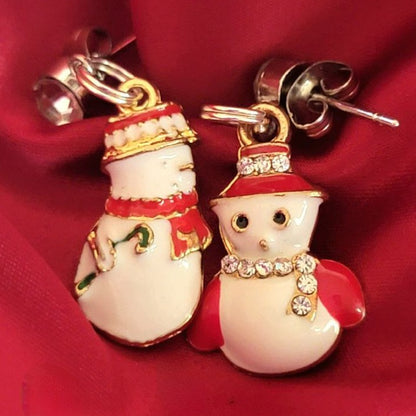 Boucles d’oreilles dépareillées de bonhomme de neige joyeux sur le thème de l’hiver, bijoux de déclaration d’ensemble de vacances, pendentifs d’hiver fantaisistes, charmes festifs remplis de neige