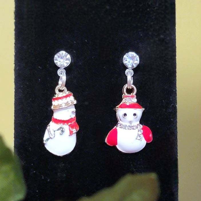 Boucles d’oreilles dépareillées de bonhomme de neige joyeux sur le thème de l’hiver, bijoux de déclaration d’ensemble de vacances, pendentifs d’hiver fantaisistes, charmes festifs remplis de neige