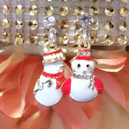 Boucles d’oreilles dépareillées de bonhomme de neige joyeux sur le thème de l’hiver, bijoux de déclaration d’ensemble de vacances, pendentifs d’hiver fantaisistes, charmes festifs remplis de neige