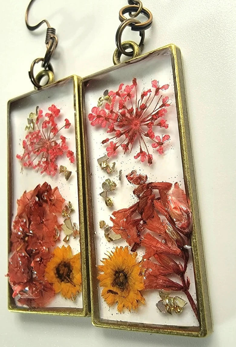 Pendientes de pradera matutina bañados por el sol, colgante de resina de margarita hecho a mano, arte de joyería inspirado en la naturaleza, gota botánica vibrante, vintage nostálgico