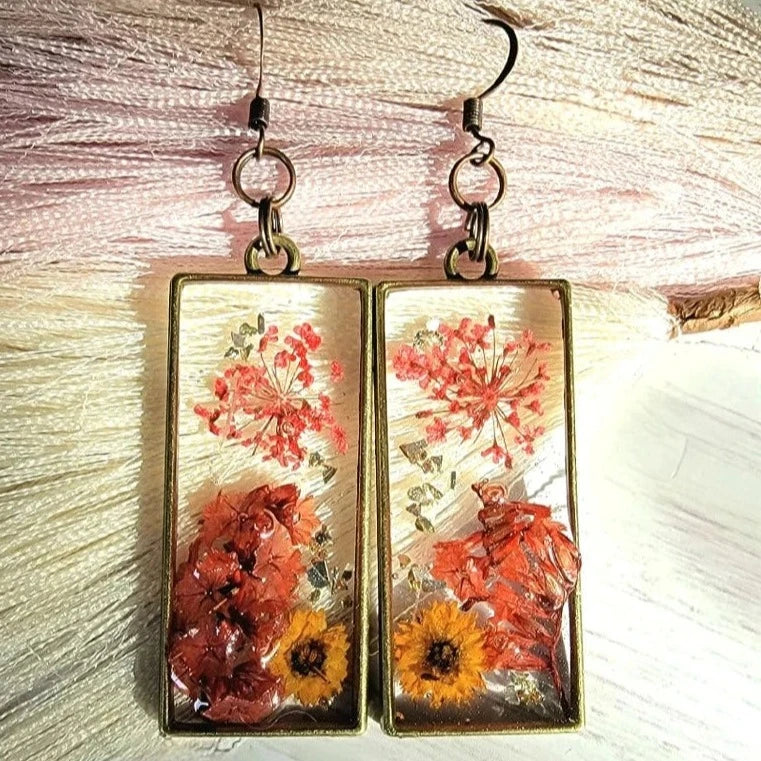 Boucles d’oreilles Sun-Kissed Morning Meadow, Dangle en résine de marguerite fabriquée à la main, Art de bijoux inspiré de la nature, Goutte botanique vibrante, vintage nostalgique