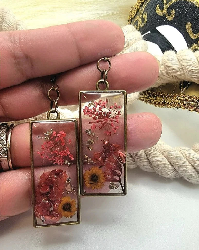 Pendientes de pradera matutina bañados por el sol, colgante de resina de margarita hecho a mano, arte de joyería inspirado en la naturaleza, gota botánica vibrante, vintage nostálgico