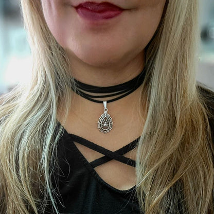 Collar de araña de plata en telaraña, gargantilla gótica de múltiples hilos, accesorio inspirado en la naturaleza mística, diseño alternativo, joyería moderna de moda