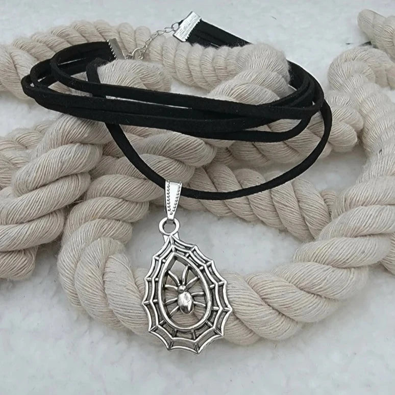 Collar de araña de plata en telaraña, gargantilla gótica de múltiples hilos, accesorio inspirado en la naturaleza mística, diseño alternativo, joyería moderna de moda