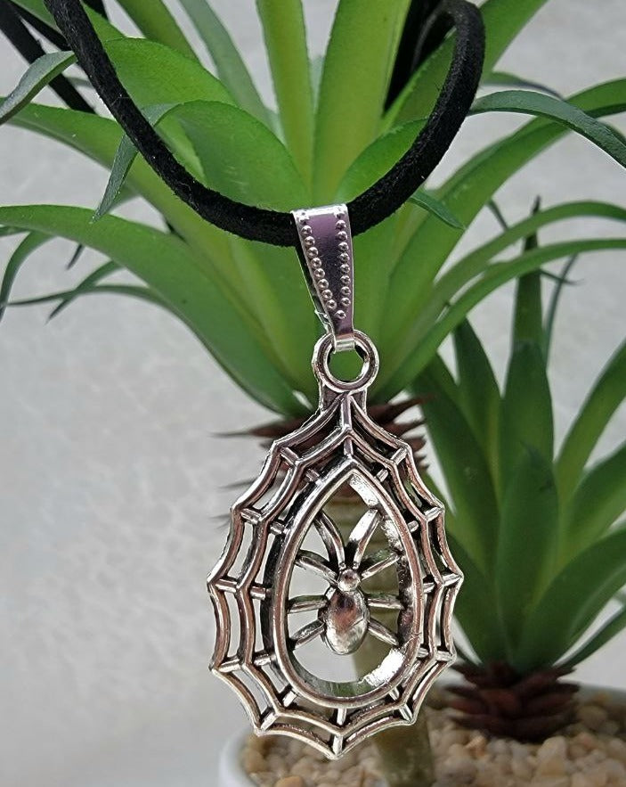 Collier araignée argentée en toile d’araignée, tour de cou gothique multi-brins, accessoire mystique inspiré de la nature, design alternatif, bijoux modernes à la mode