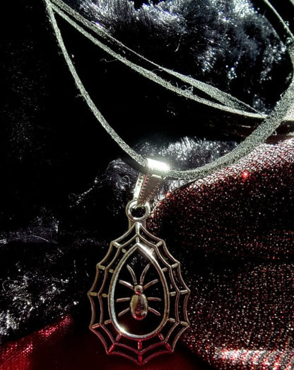 Collier araignée argentée en toile d’araignée, tour de cou gothique multi-brins, accessoire mystique inspiré de la nature, design alternatif, bijoux modernes à la mode