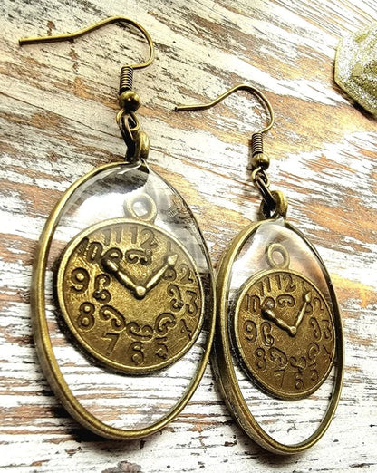 Boucle d’oreille chronomètre en bronze antique, bijoux d’horlogerie scellés en résine, accessoire historique d’inspiration victorienne, style Steampunk élégamment conçu